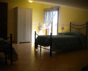 um quarto com uma cama e uma janela em L' Alba di Alice em Silvi Marina