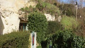 TrôoにあるLa cave de l'éperonの岩山側の家