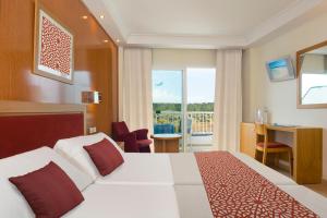um quarto de hotel com uma cama e uma varanda em HSM Atlantic Park em Magaluf