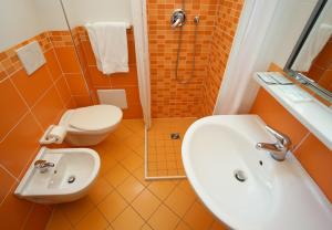 A bathroom at Hotel Morfeo - Young People Hotels
