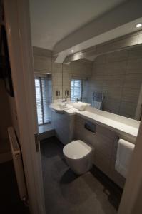Ванная комната в New Park Hotel +21 фотография