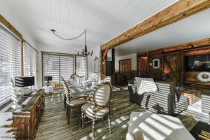 A restaurant or other place to eat at Le Vanilee - Les Chalets Spa Canada