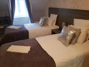 Postel nebo postele na pokoji v ubytování Hôtel Le Saint Patrice