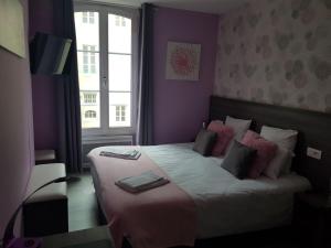 Postel nebo postele na pokoji v ubytování Hôtel Le Saint Patrice