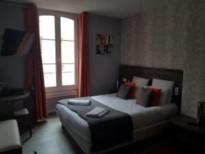 Postel nebo postele na pokoji v ubytování Hôtel Le Saint Patrice