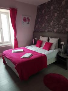 Postel nebo postele na pokoji v ubytování Hôtel Le Saint Patrice