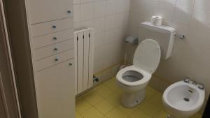 a small bathroom with a toilet and a sink at Studio CENTRAL 2 in Aosta