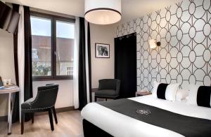Postel nebo postele na pokoji v ubytování Hôtel des Ducs