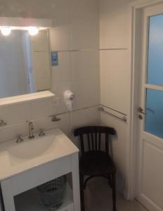 un bagno con un lavandino, uno specchio e una sedia di Hotel Brisas del Mar a Miramar Altre 43 foto