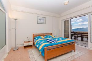 Postel nebo postele na pokoji v ubytování Villa Iž + 37 fotografií