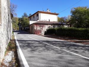 pusta droga przed budynkiem w obiekcie Antica Terrazza Pietramala w mieście Firenzuola