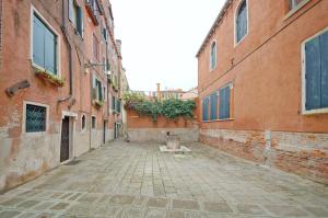 ヴェネツィアにあるDolceVita Apartments N 387の旧市街の空路地