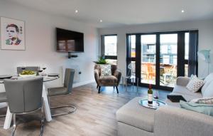 Χώρος καθιστικού στο Cotels at 7Zero1 Serviced Apartments - Modern Apartments, Superfast Broadband, Free Parking, Centrally Located
