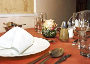 una mesa con un plato blanco y cubiertos en Americana Hotel, en Cochabamba 45 fotos más