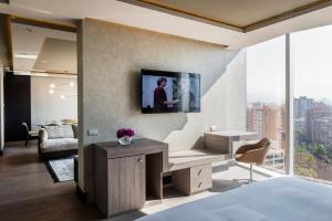 TV a/nebo společenská místnost v ubytování Icon Hotel