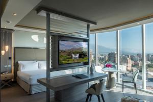 TV a/nebo společenská místnost v ubytování Icon Hotel