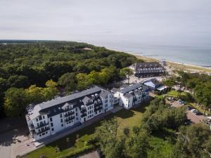 Luftblick auf ein Resort und das Meer in der Unterkunft AKZENT Apartmenthotel Residenz in Graal-Müritz