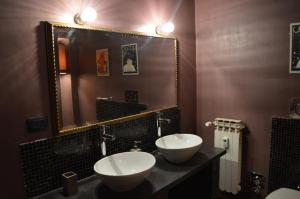 La salle de bains est pourvue de 2 lavabos et d'un grand miroir. dans l'établissement Viola Home, à Turin