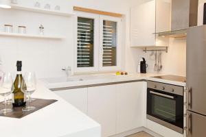 Kuchyň nebo kuchyňský kout v ubytování Komun Apartments