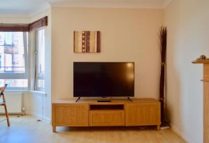 Телевизор и/или развлекательный центр в Modern Two Bedroom Flat in Leith