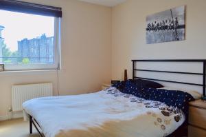 Кровать или кровати в номере Modern Two Bedroom Flat in Leith