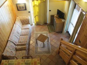 an overhead view of a living room with a couch and a table at Villa Zita in Champoluc