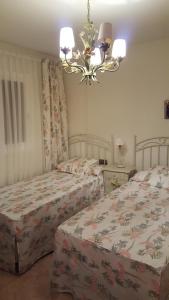 Giường trong phòng chung tại Salou Turistico