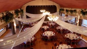 パイネにあるGross Bultener Hofのテーブルと白いカーテンの宴会場