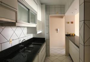 eine Küche mit einer Spüle und einer Arbeitsplatte in der Unterkunft Apartamento Centro dos Ingleses in Florianópolis