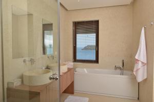 Kúpeľňa v ubytovaní Villa Danae by Elounda Island View Villas