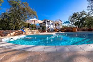 Swimmingpoolen hos eller tæt på Villa Saint Vid + 15 billeder