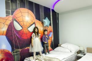 Postel nebo postele na pokoji v ubytování Garni Hotel Hollywoodland Wellness & Aquapark