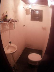małą łazienkę z toaletą i umywalką w obiekcie Pouso e Camping do Miguel w mieście Aiuruoca