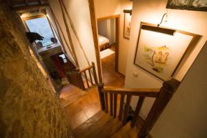 - une vue sur un escalier dans une maison avec un tableau dans l'établissement Casa do Passal, à Bragance