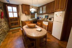 A kitchen or kitchenette at Casa do Passal