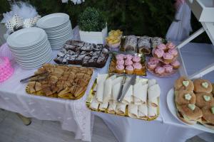 une table remplie de différents types de pâtisseries et de desserts dans l'établissement Hotel Elena, à Xánthi