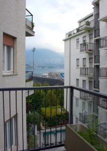 uma vista a partir da varanda de um edifício de apartamentos em Hotel Engadina em Como