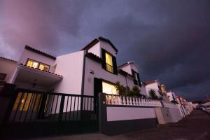 蓬塔德爾加達的住宿－Casa da Horta Açores，前面有栅栏的白色房子