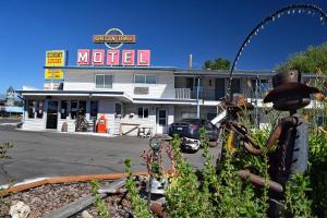 a motel with a sign on top of a building at Oregon Trail Motel and Restaurant in Baker City