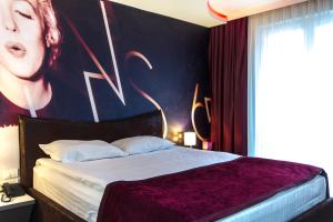Postel nebo postele na pokoji v ubytování Garni Hotel Hollywoodland Wellness & Aquapark
