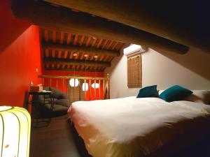 - une chambre avec un grand lit blanc et des oreillers bleus dans l'établissement Zhu Shan Homestay, à Jincheng