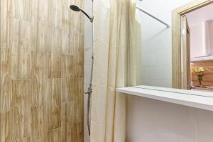 ロストフ・ナ・ドヌにあるVgosti161 Apartmentsのバスルーム(シャワー、シャワーカーテン付)が備わります。
