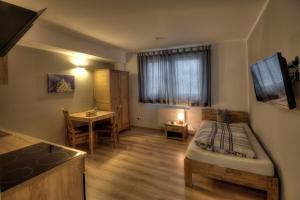 Habitación pequeña con cama y mesa en Pader-Motel en Paderborn