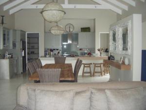 Köök või kööginurk majutusasutuses Drifters @ Whale Rock Ridge