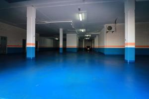 a room with a blue floor and a basketball hoop at Hostal CASASNOVAS in Silleda