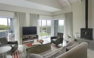 Televiisor ja/või meelelahutuskeskus majutusasutuses Drifters @ Whale Rock Ridge