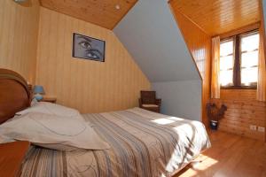 a bedroom with a bed and a window at Chambres d'Hôtes Le Moulin du Pont in Saint-Bonnet-de-Salers