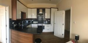 Kuchyň nebo kuchyňský kout v ubytování slough central - spacious 2 bedroom, 2 bathroom apartment