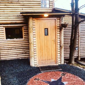 LlandeglaにあるThe Summerhouseの丸太小屋側の木製ドア