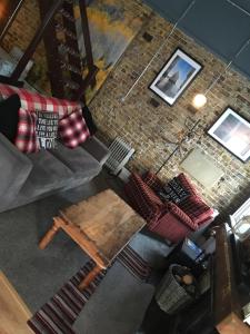 an overhead view of a living room with a couch and a table at Brooklyn lodge in Margate